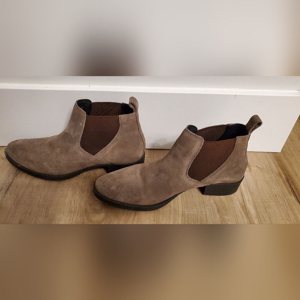 Boots size 8 Geox
